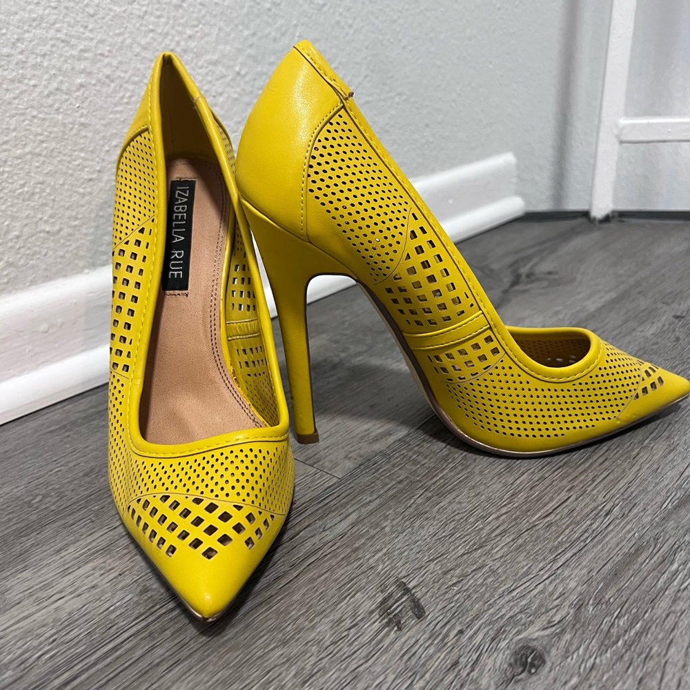 Isabella Rue Brina Yellow Pumps Size 7